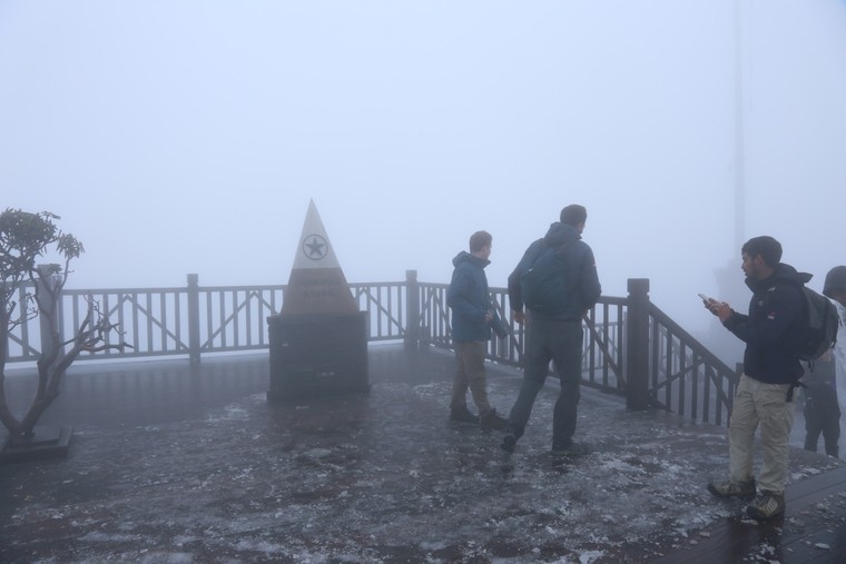 Tuyết trắng bao phủ đỉnh Fansipan sáng đầu tuần ảnh 5