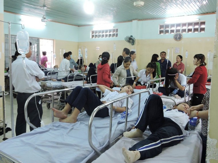 Ăn nhầm bột thông bồn cầu, gần 50 học sinh phải nhập viện cấp cứu ảnh 1