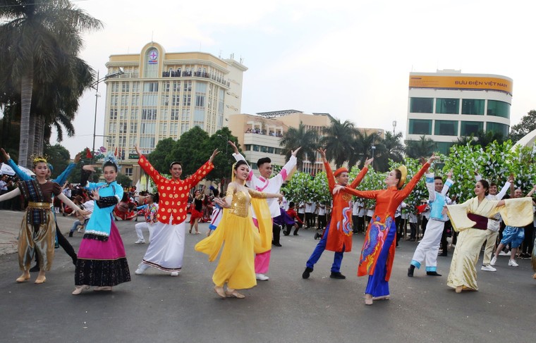 Phó Thủ tướng Trương Hòa Bình vui hội 'Tinh Hoa Đại Ngàn' ảnh 7