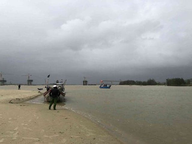 Hai vợ chồng tử vong vì lật ghe trên biển ảnh 1