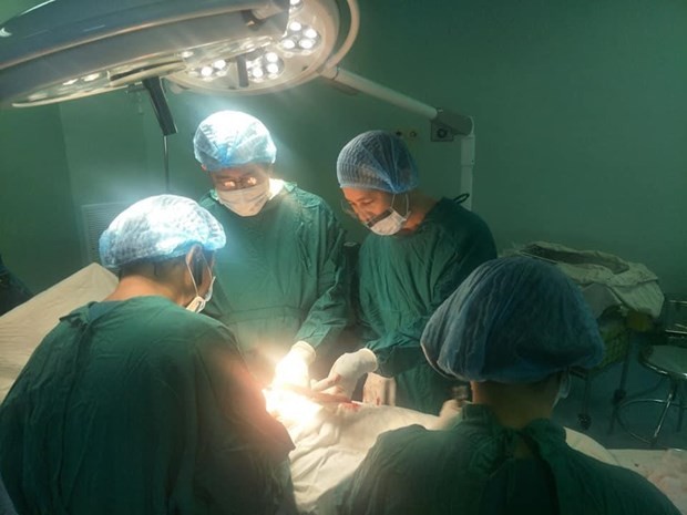 Cứu sống người đàn ông bị thanh gỗ đâm xuyên thấu vùng chậu ảnh 1