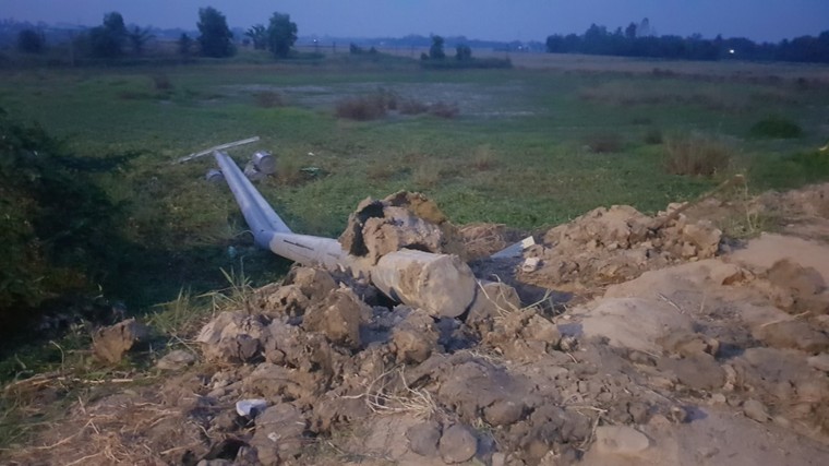 Cột điện đổ khiến 2 công nhân thương vong ảnh 1