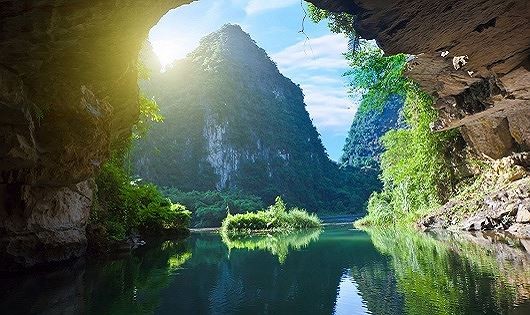 Hang Sơn Đoòng được xác nhận lỷ lục là hang động tự nhiên lớn nhất thế giới vào năm bao nhiêu?