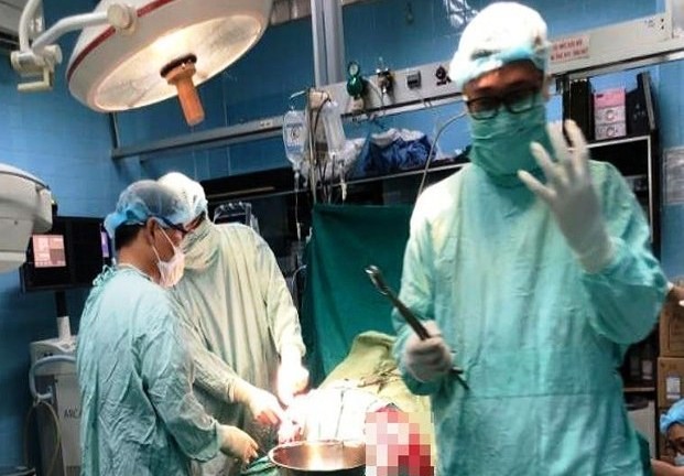 Nam thanh niên đứt lìa hai đùi vì ngã vào máy ép giấy ảnh 1