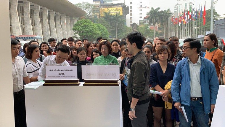 Xếp hàng đông nghẹt 'săn' vé máy bay và combo du lịch trọn gói của Bamboo Airways ảnh 4