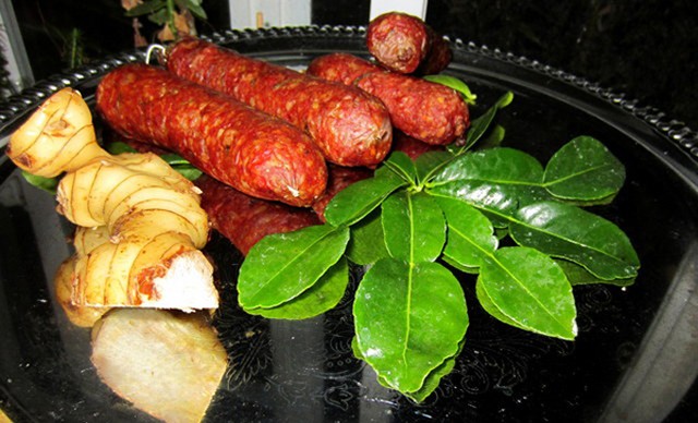 Nguời Chăm thường khử mùi bò bằng nguyên liệu gì?