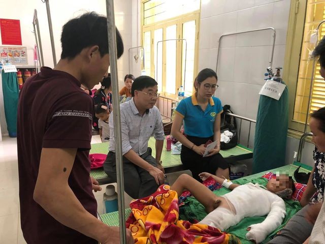 Dùng xăng nhóm lửa, bé trai 8 tuổi bị bỏng nặng ảnh 1