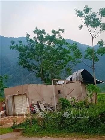 Lốc xoáy làm tốc mái nhiều nhà dân ở Nghệ An ảnh 2