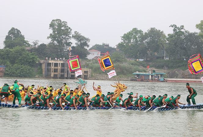 Sôi động Hội thi bơi chải truyền thống trên sông Lô ảnh 1
