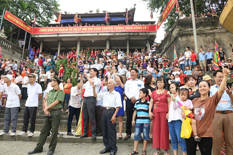 Sôi động Hội thi bơi chải truyền thống trên sông Lô ảnh 2