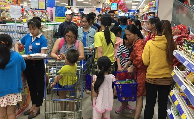 Người dân TP Hồ Chí Minh 'trốn' vào siêu thị để tránh nắng trong ngày nghỉ lễ ảnh 1