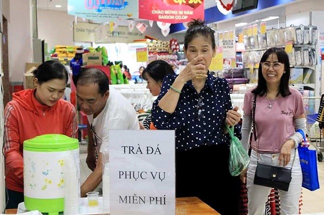 Người dân TP Hồ Chí Minh 'trốn' vào siêu thị để tránh nắng trong ngày nghỉ lễ ảnh 2