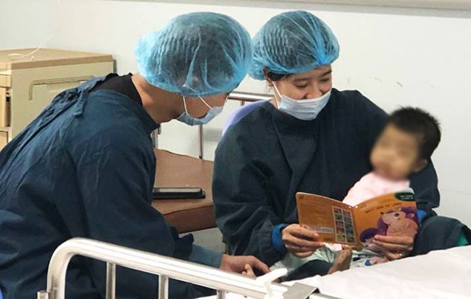 Hơn 40 bác sĩ tham gia ghép gan cứu sống bệnh nhi 1 tuổi ảnh 1