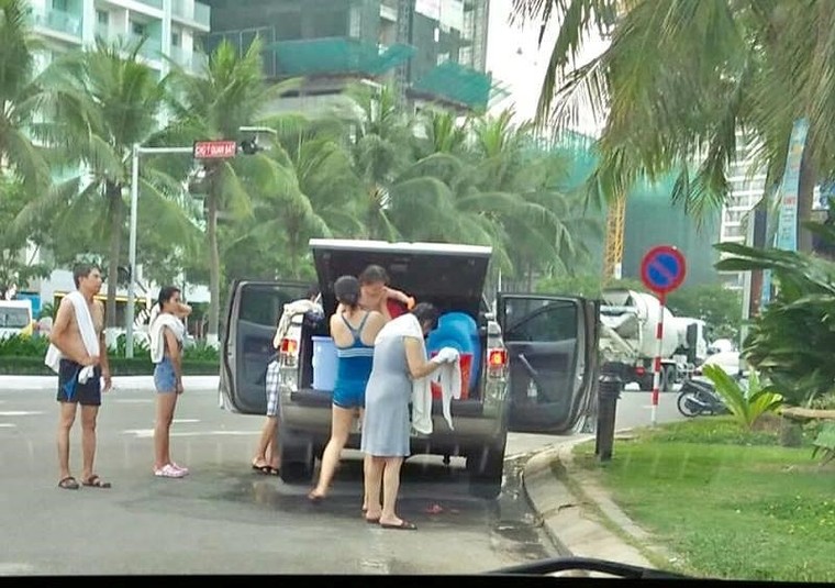 Nhóm người dừng ô tô, thản nhiên tắm giữa đường ở Đà Nẵng ảnh 1