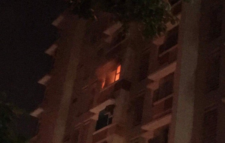 Cháy chung cư lúc rạng sáng, hàng trăm người tháo chạy ảnh 1