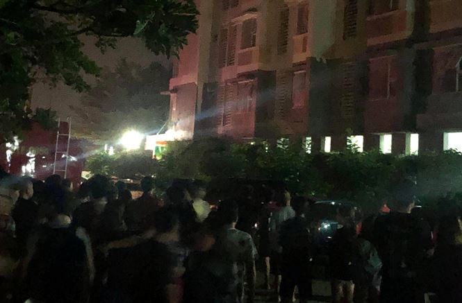 Cháy chung cư lúc rạng sáng, hàng trăm người tháo chạy ảnh 2