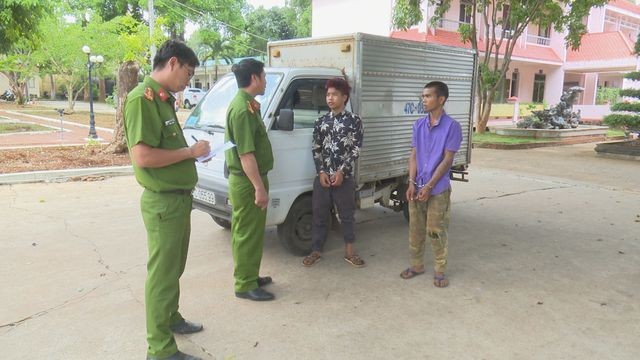 Trộm ô tô nhưng không biết lái, 2 thanh niên vứt xe bỏ chạy ảnh 1