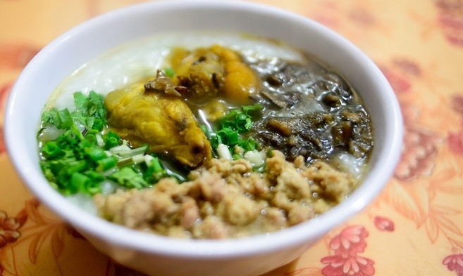 Trước khi nấu cháo, củ ấu tẩu phải được ngâm trong nước gì?