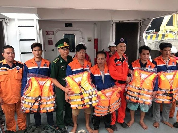 Kịp thời cứu 5 ngư dân gặp nạn trên biển ảnh 1