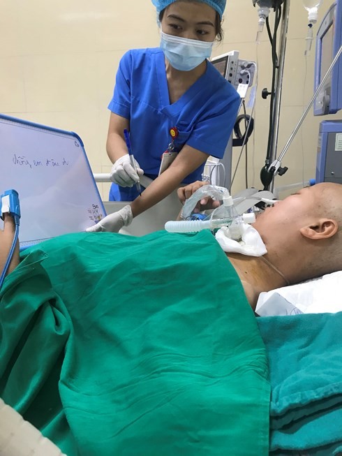 Người mẹ ung thư tỉnh dậy sau nhiều ngày hôn mê ảnh 1