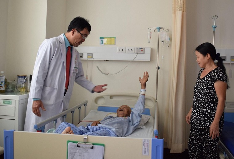 Cứu sống cụ ông bị xuất huyết não, liệt nửa người ảnh 1