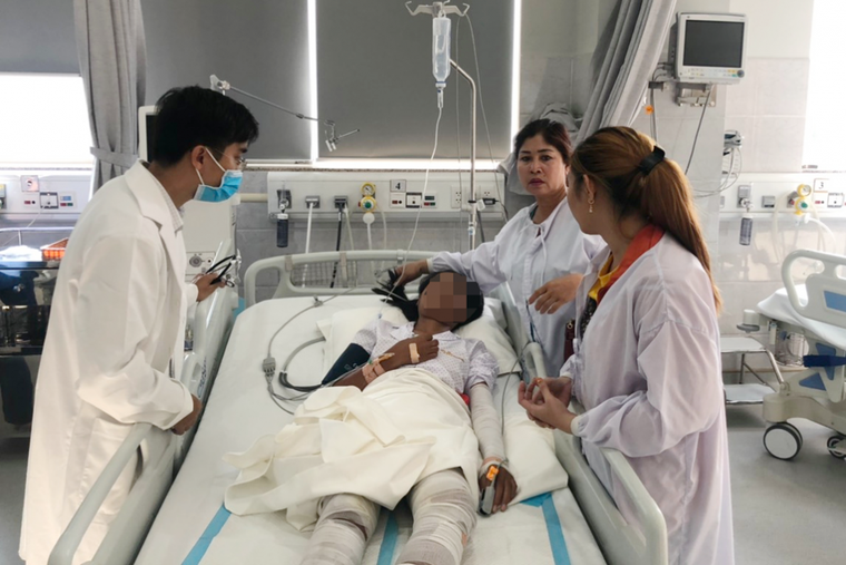 Cứu 3 cha con bị bỏng nặng do nổ bình gas ảnh 1