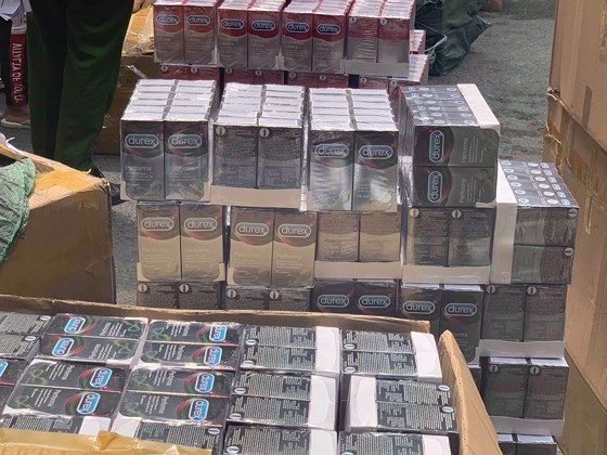 Bắt giam 4 đối tượng sản xuất bao cao su giả với số lượng lớn ảnh 1