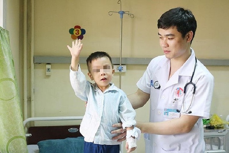 Bé 3 tuổi liệt hai chân sau giấc ngủ trưa ảnh 1
