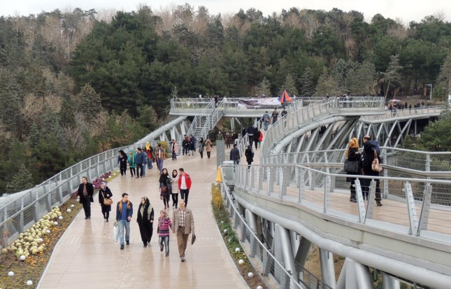 Khi bê tông và xe cộ thống trị thủ đô trăm tuổi của Iran ảnh 3