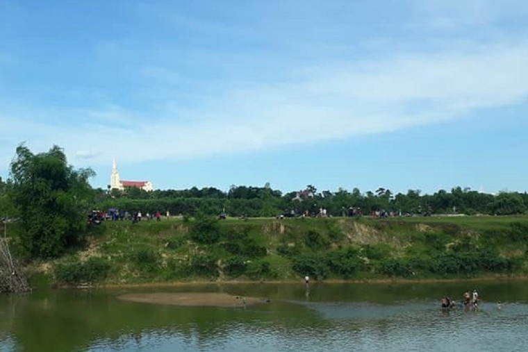 Đi bắt hến, 2 cha con đuối nước thương tâm ảnh 1