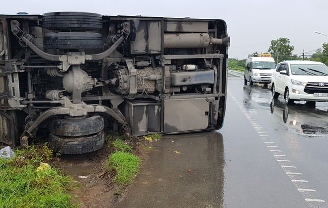 Hành khách đập kính chui ra khỏi xe khách bị lật ảnh 1