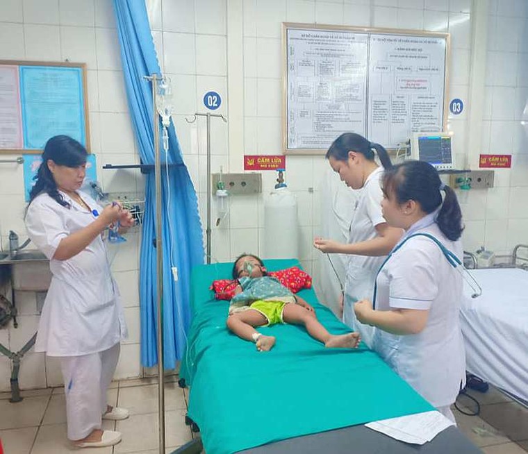 Bé 3 tuổi sốc phản vệ nguy kịch vì bị kiến xoan đốt ảnh 1