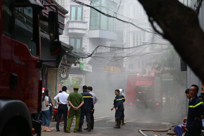 Cháy khách sạn trong phố cổ, giải cứu hàng chục người mắc kẹt ảnh 2