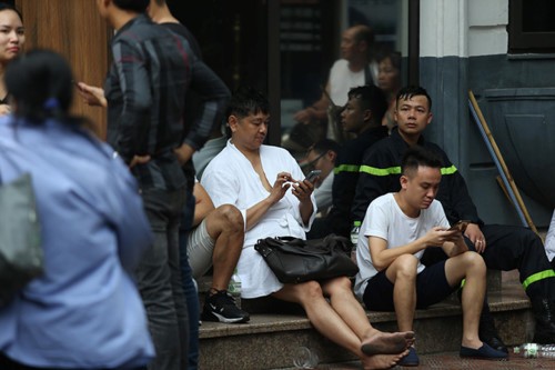 Cháy khách sạn trong phố cổ, giải cứu hàng chục người mắc kẹt ảnh 1