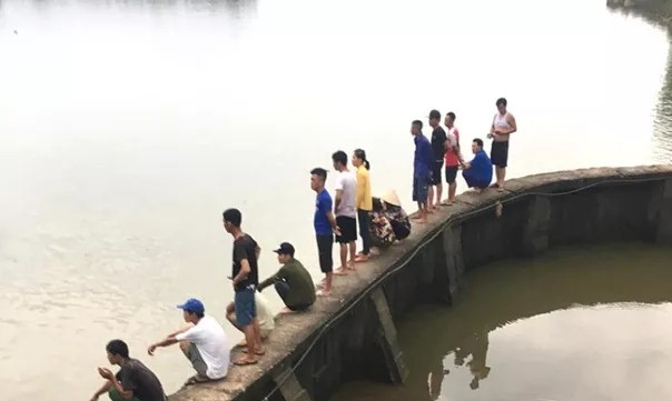 Lật thuyền đánh cá trong đêm, 2 bà cháu rơi xuống sông mất tích ảnh 1