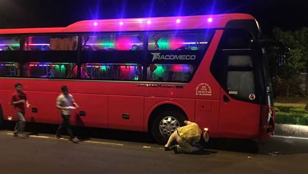 Bé trai bị xe khách tông tử vong khi chạy theo người thân qua đường ảnh 1