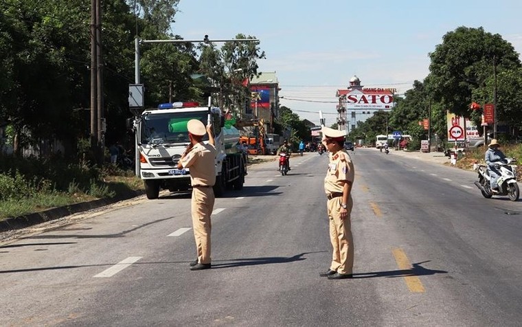 Lập chốt chặn trên quốc lộ 1A, tập trung dập lửa ở núi Hồng Lĩnh ảnh 1
