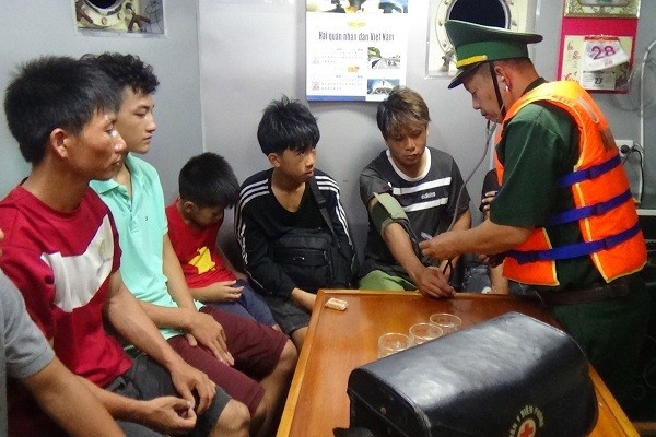 Cứu 8 người trên tàu cá bị giông lốc đánh chìm ảnh 1