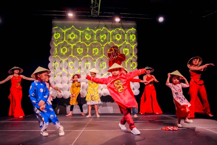 LIGHT UP - Dự án nghệ thuật nhân văn quảng bá văn hoá Việt Nam tại 3 thành phố ở Pháp ảnh 2