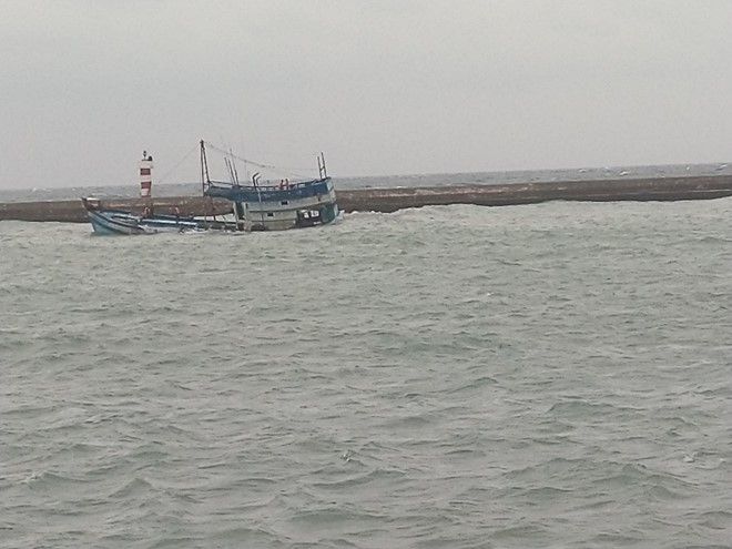 Chìm tàu chở 71 tấn dầu ở đảo Phú Quý, cảnh báo tràn dầu ảnh 1