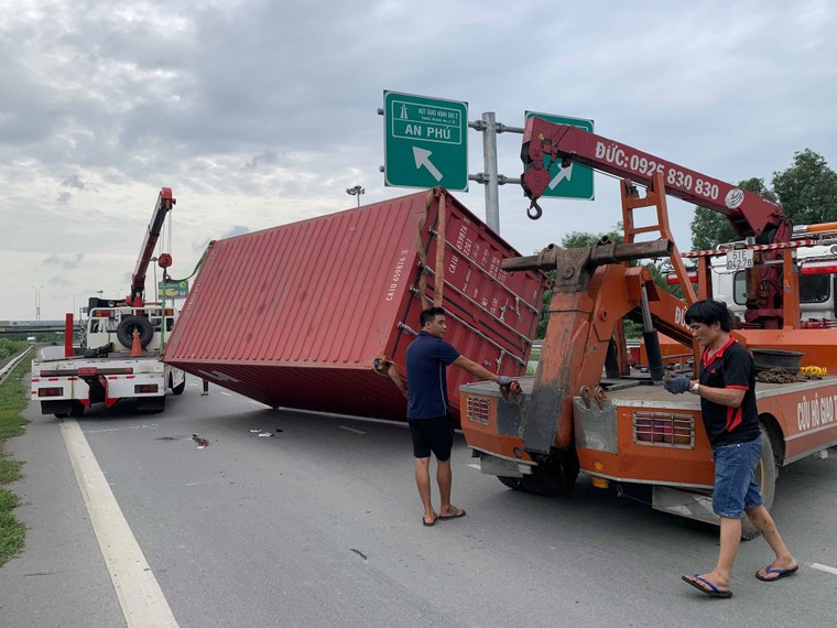 Container rơi đè 'xế hộp', lái xe may mắn thoát chết ảnh 1