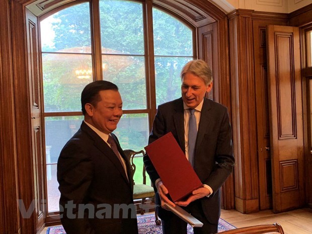 Việt Nam tăng cường hợp tác tài chính với Vương quốc Anh ảnh 1