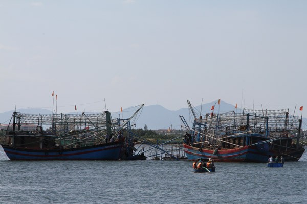 Tàu cá chìm gần cửa biển, 6 ngư dân may mắn thoát chết ảnh 1