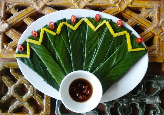 Bánh nậm được gói bằng lá gì?