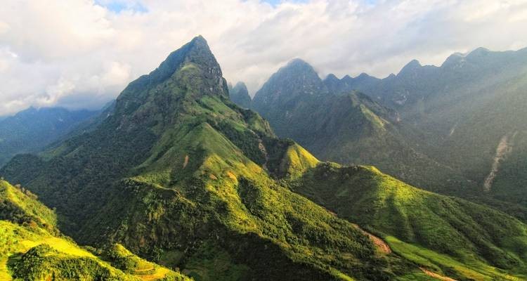 Ngọn núi cao nhất Việt Nam có tên là gì?