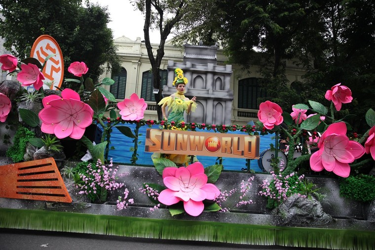 Tưng bừng Carnival đường phố tại phố đi bộ Hồ Gươm nhân kỷ niệm ‘20 năm Thành phố Vì hòa bình’ ảnh 13