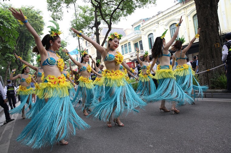 Tưng bừng Carnival đường phố tại phố đi bộ Hồ Gươm nhân kỷ niệm ‘20 năm Thành phố Vì hòa bình’ ảnh 19