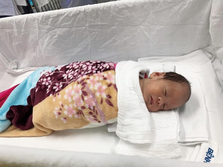 Bé Bình An bụ bẫm xuất viện, mẹ hồi phục diệu kỳ ảnh 1