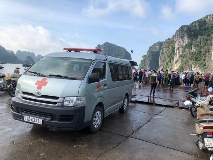 Đã tìm thấy thi thể bé trai 4 tuổi trượt chân rơi xuống biển Hạ Long ảnh 2
