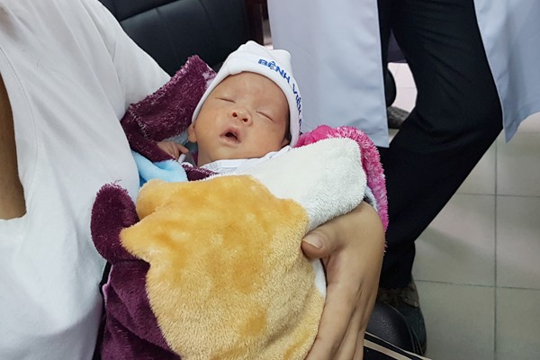 Bé Bình An bụ bẫm xuất viện, mẹ hồi phục diệu kỳ ảnh 2